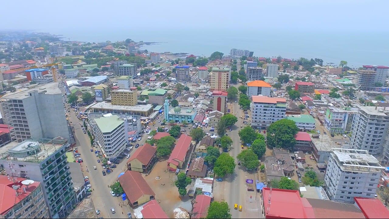 Vue aérienne de Kaloum à Conakry en 2021 (archive, hors site du projet hôtelier)