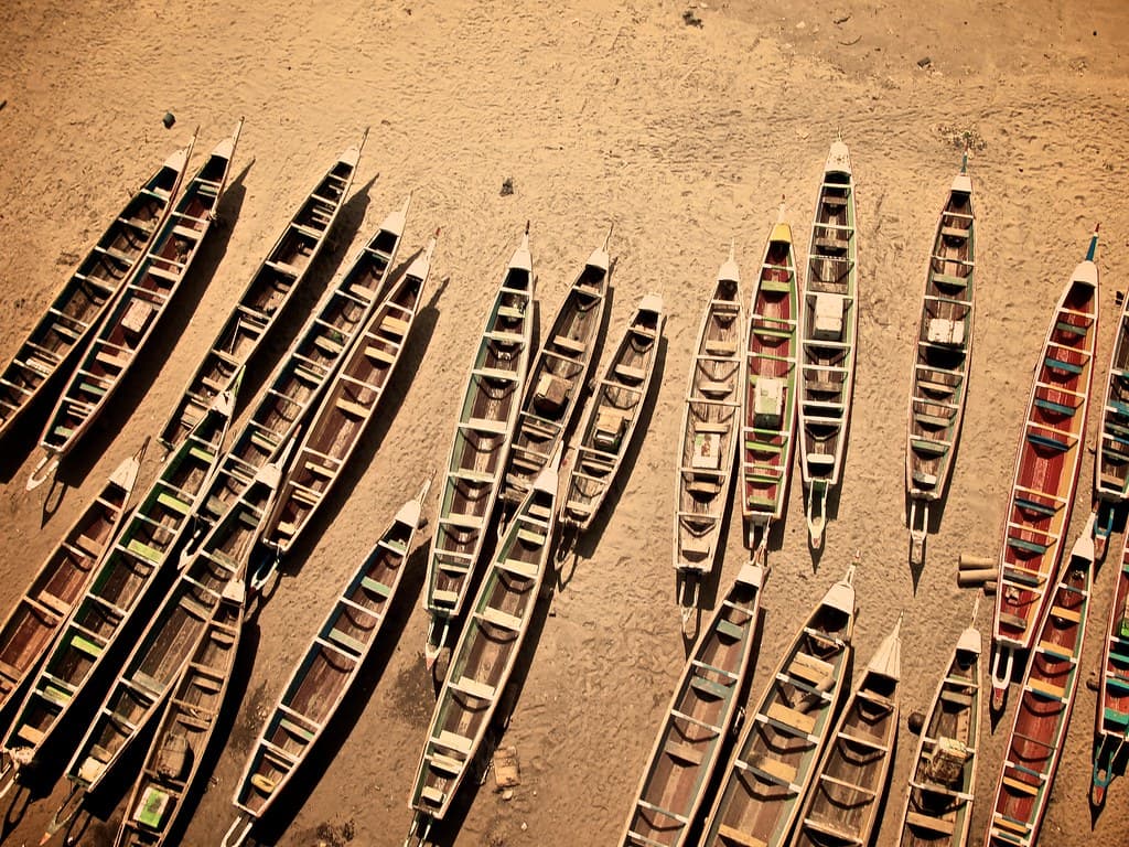 Pirogues de pêche sur le littoral guinéen, photo d’illustration