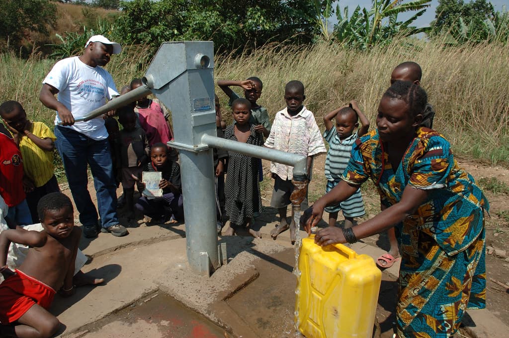 Point d’approvisionnement en eau en Afrique, photo d’illustration