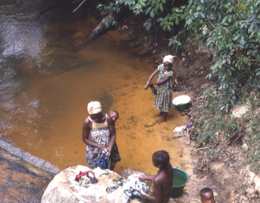 Laundry day in Liberia (West Africa), 1968 --- another view, photo d’illustration
