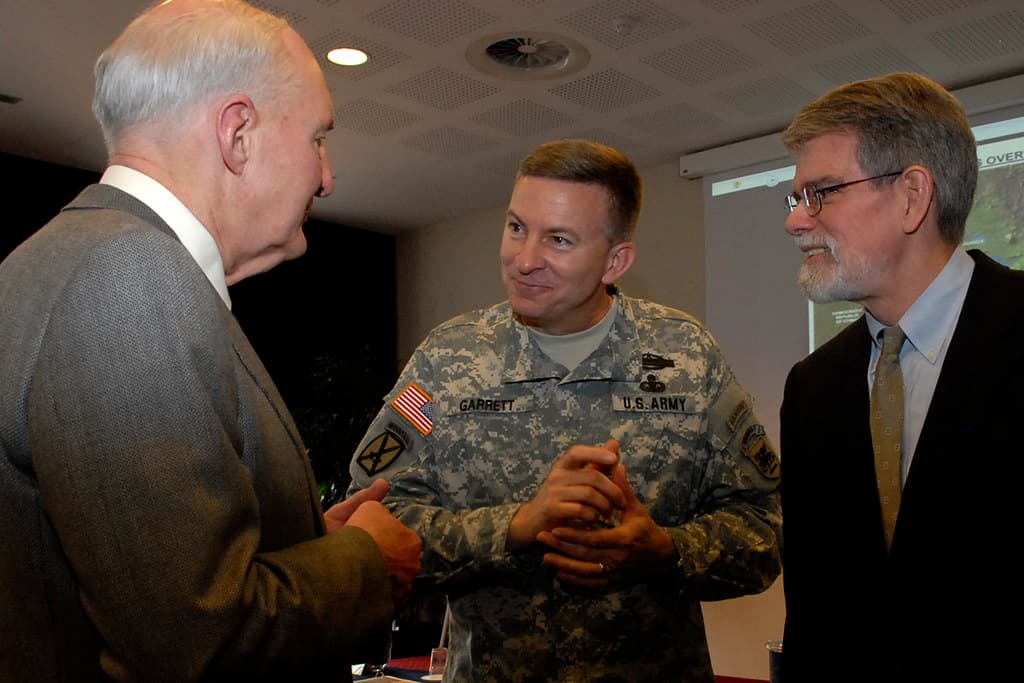 Amb. Holmes speaks to U.S. Army Africa at Great Lakes seminar, April 2010, photo d’illustration