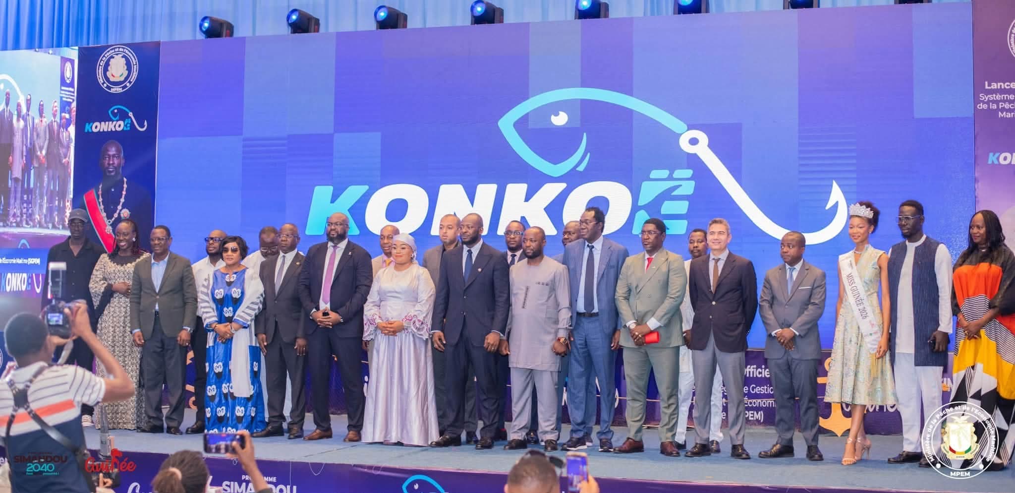 Participants réunis sur scène devant le visuel KONKÖE lors du lancement de la plateforme à Conakry