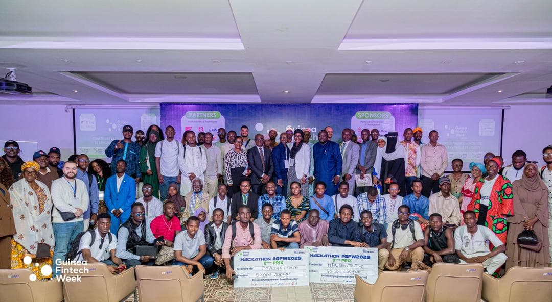 Photo de groupe de participants à Guinea Fintech Week 2025 utilisée comme image d’archive