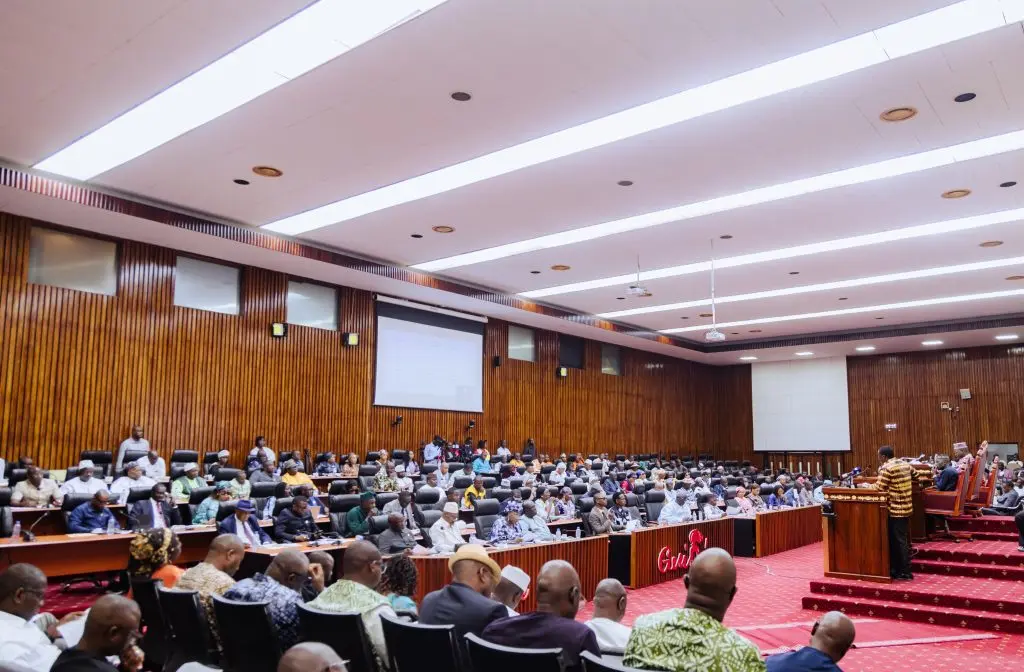Députés réunis dans l’hémicycle de l’Assemblée nationale de Guinée lors de l’examen du projet de loi de finances rectificative 2026