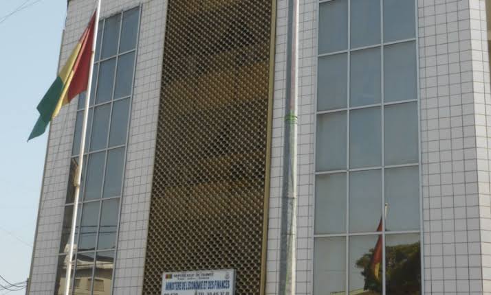 Bâtiment public guinéen avec le drapeau national, photo d’illustration sur la classification du risque pays