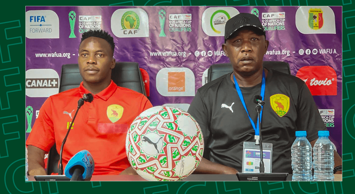 Le capitaine Ibrahima Tawel N’Diaye et le sélectionneur Mohamed Lamine Sylla en conférence de presse à Bamako avant la demi-finale