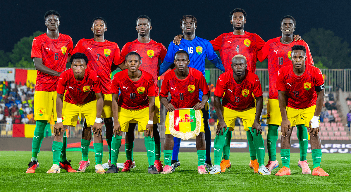 Les onze joueurs titulaires de la Guinée U20 posent avant un match du tournoi UFOA-A 2026 à Bamako