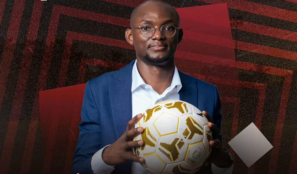 Mamady Doumbouya, nouveau président de la Féguifoot, tenant un ballon de football