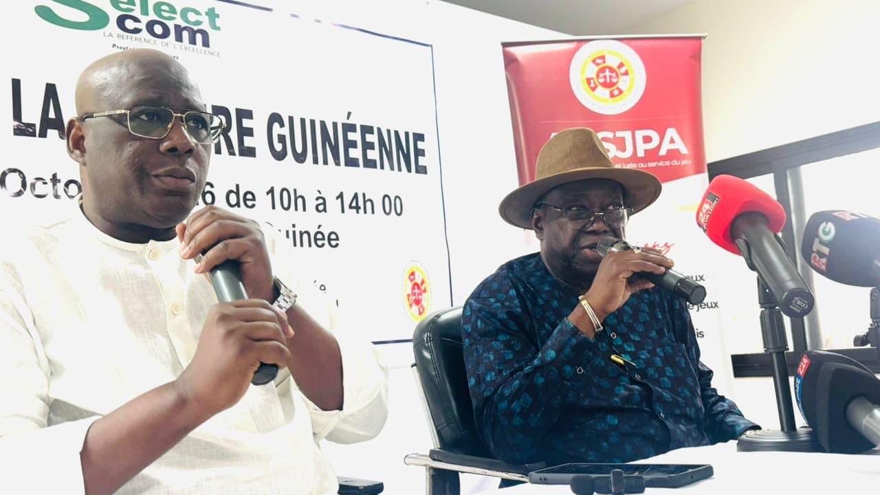 Deux intervenants prennent la parole lors de la présentation du colloque sur l’histoire de la culture guinéenne à Conakry