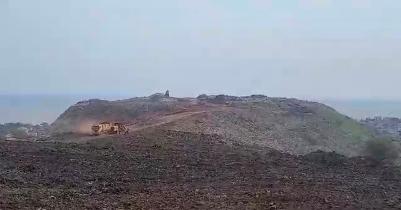 Engin de chantier travaillant sur l’ancienne décharge de Dar-es-Salam à Conakry