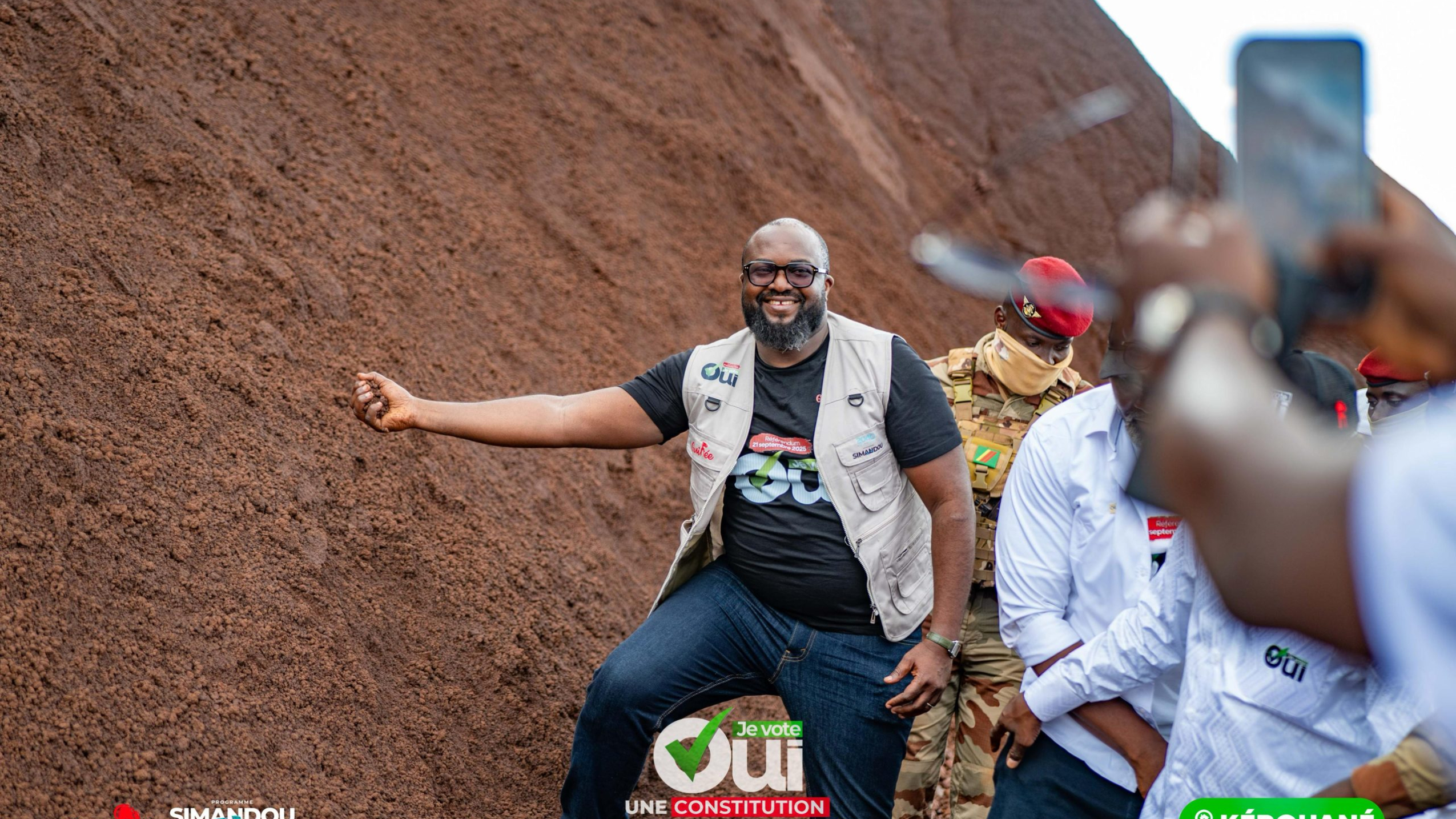 Colline de bauxite sur un site minier en Guinée